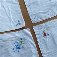 hvide-lommetoerklaeder-farverige-broderede-blomster-vintage-forskellig-stoerrelse